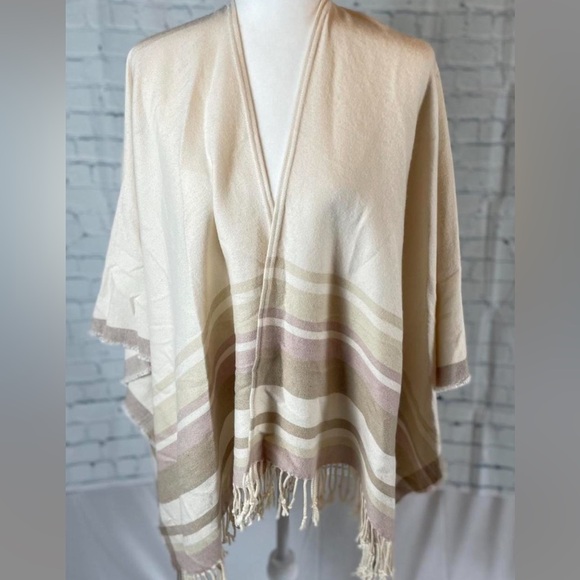 Abercrombie & Fitch Accessories - NEW Abercrombie & Fitch cream fringe shawl cape sweater poncho blanket one size